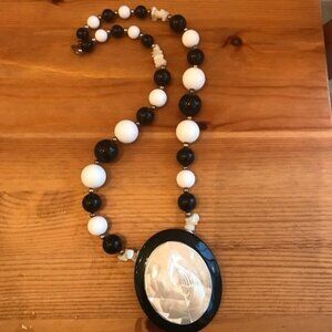 Black&white mother of pearl bead necklace